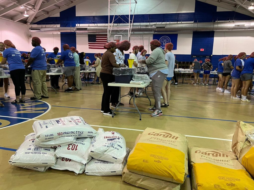 Students packing meals for Rise Against Hunger Event