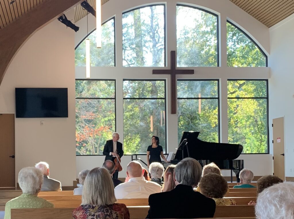 Maja Rajkovió and Dennis Krasnokutsy perform for a crowd