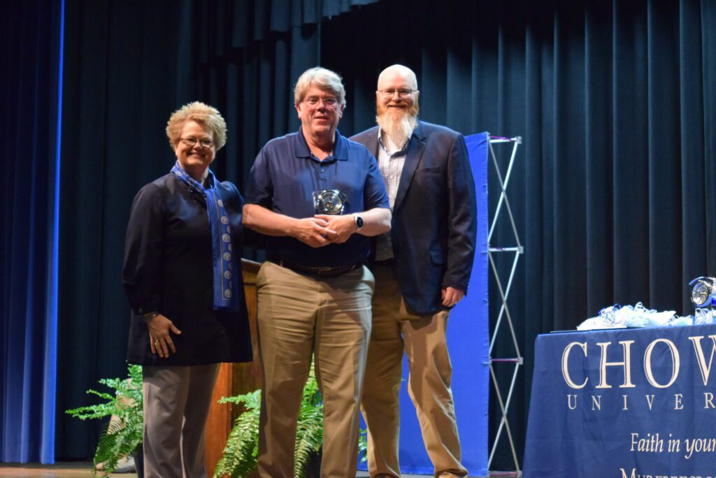 President Thomas presents Profesor Eisenmenger presented an award upon retirement